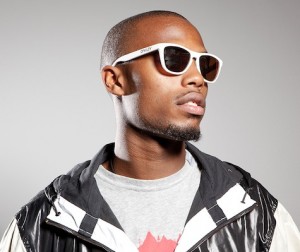 B.O.B con gafas de sol Oakley Frogskins 9103