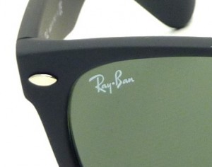 Logotipo Ray-Ban original en la lente