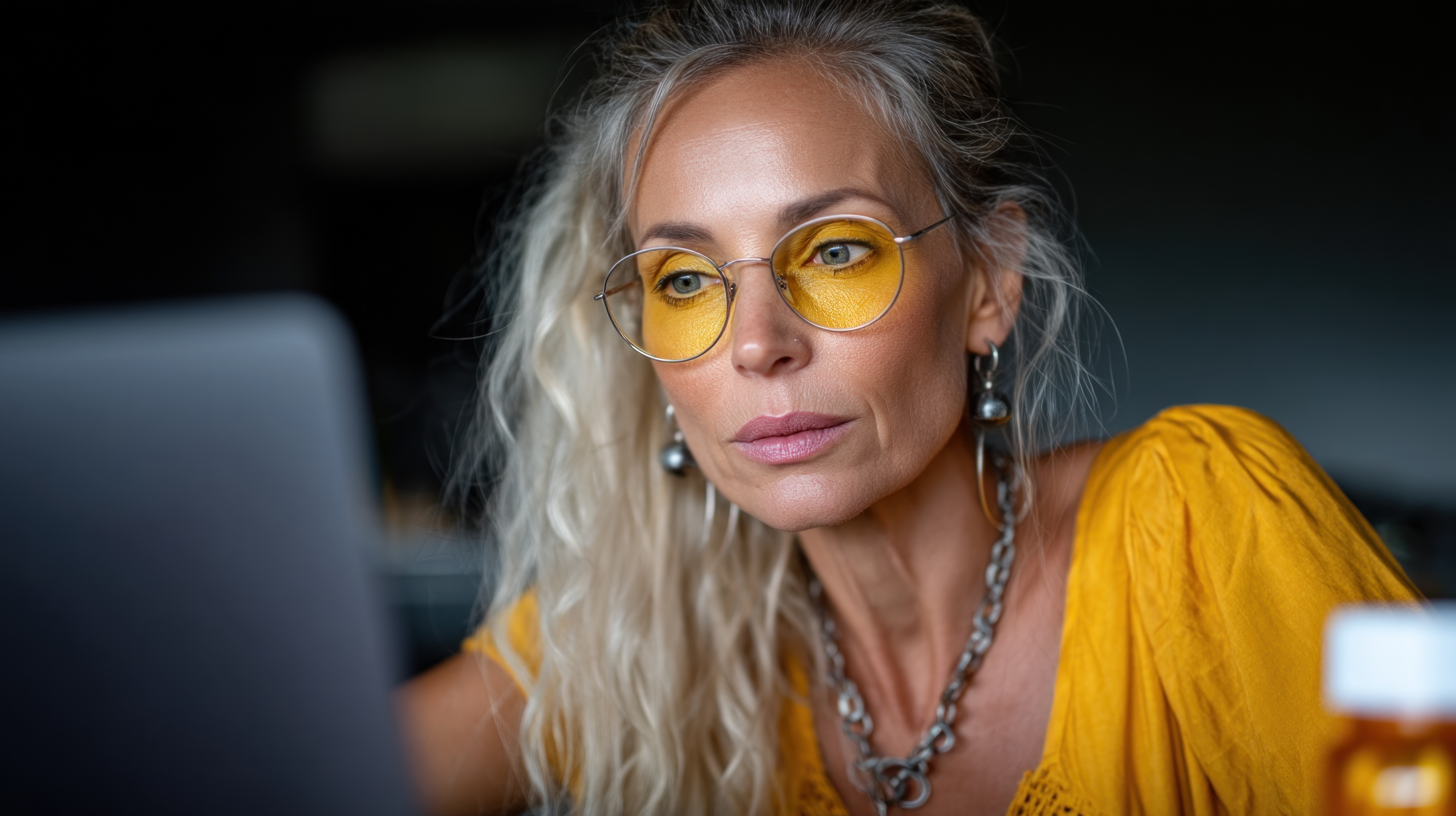 Gafas con lentes tintadas sobre una mesa con luz natural
