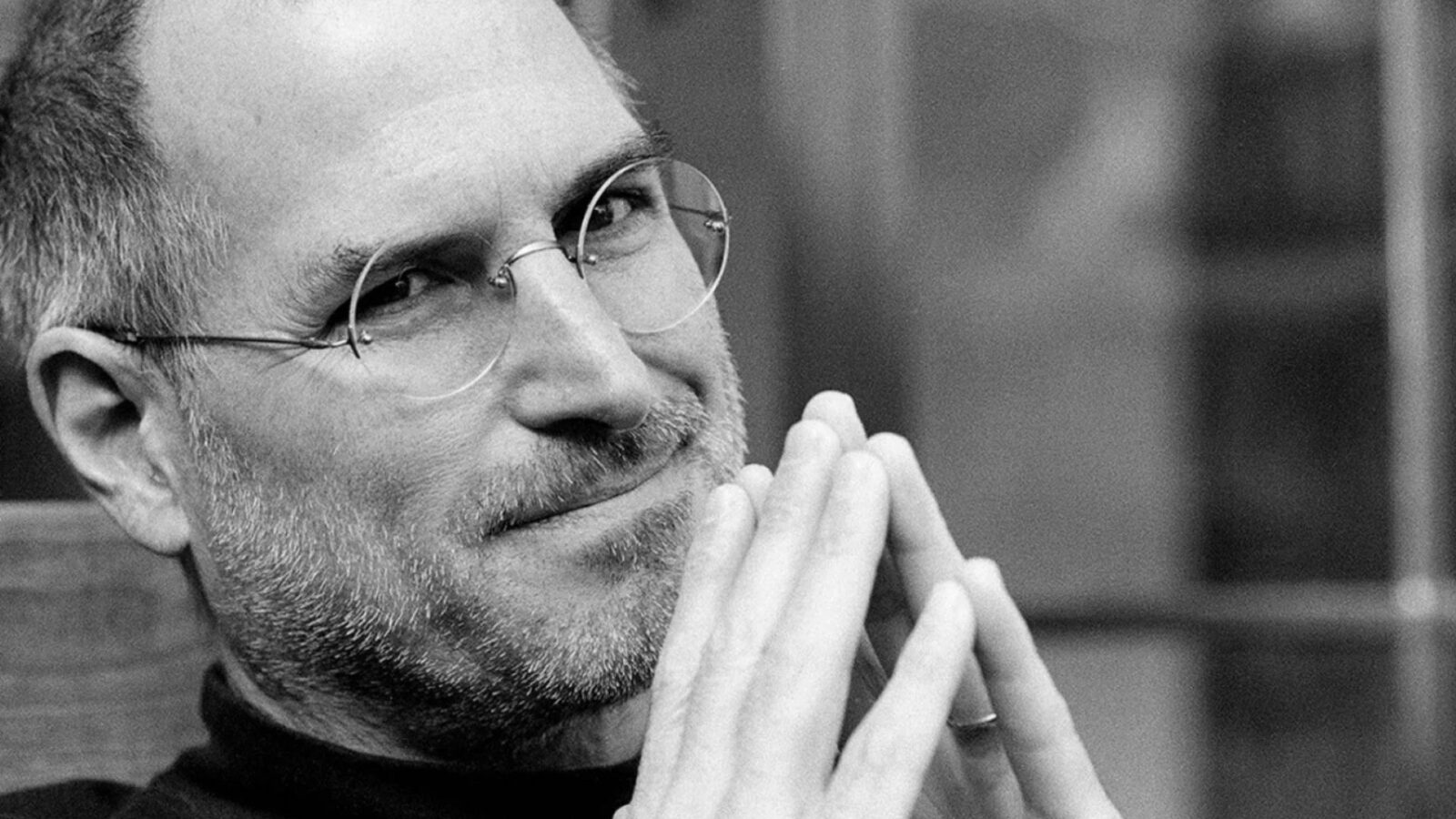 Steve Jobs con gafas sin montura, símbolo del minimalismo
