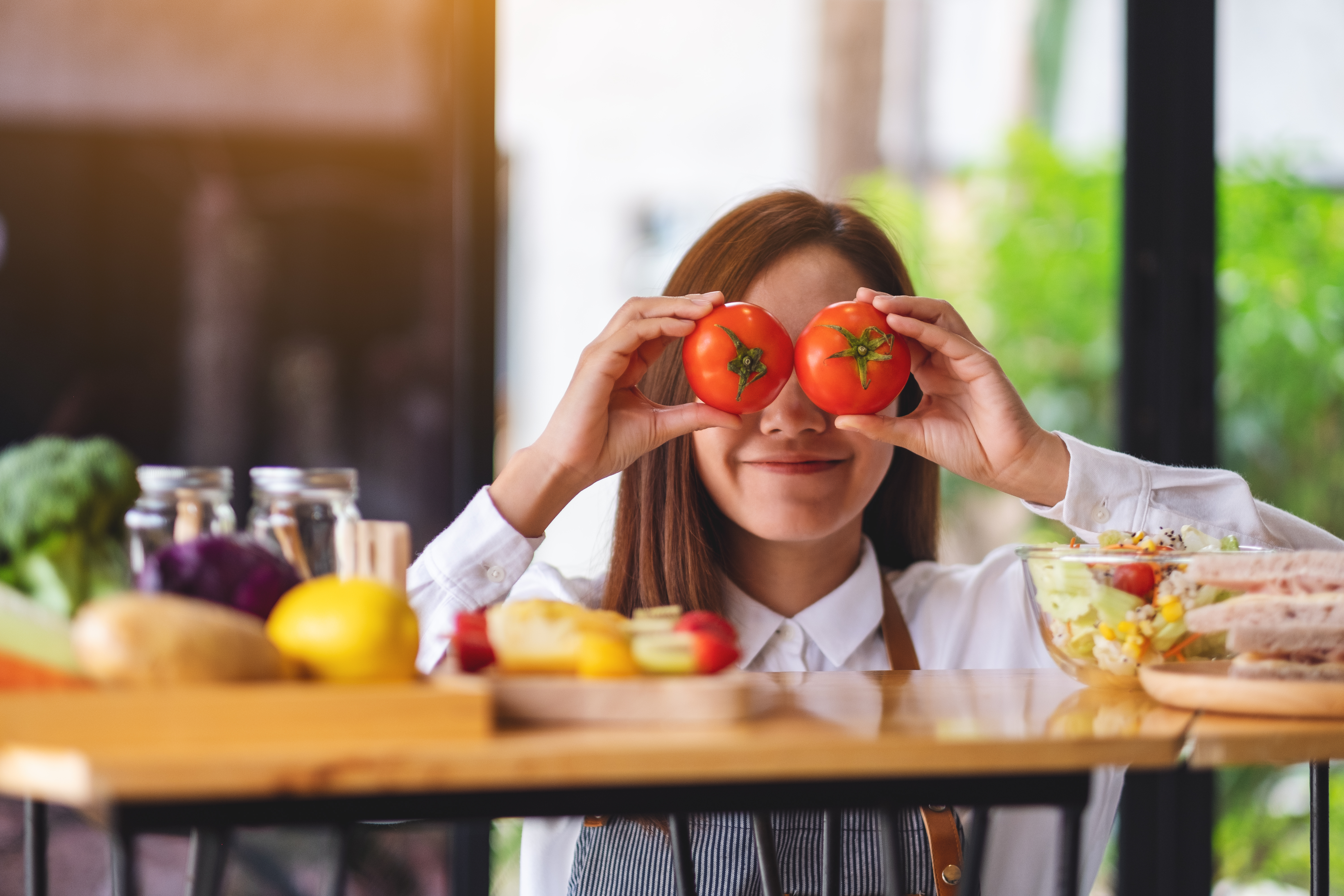 Mujer sosteniendo alimentos buenos para la vista