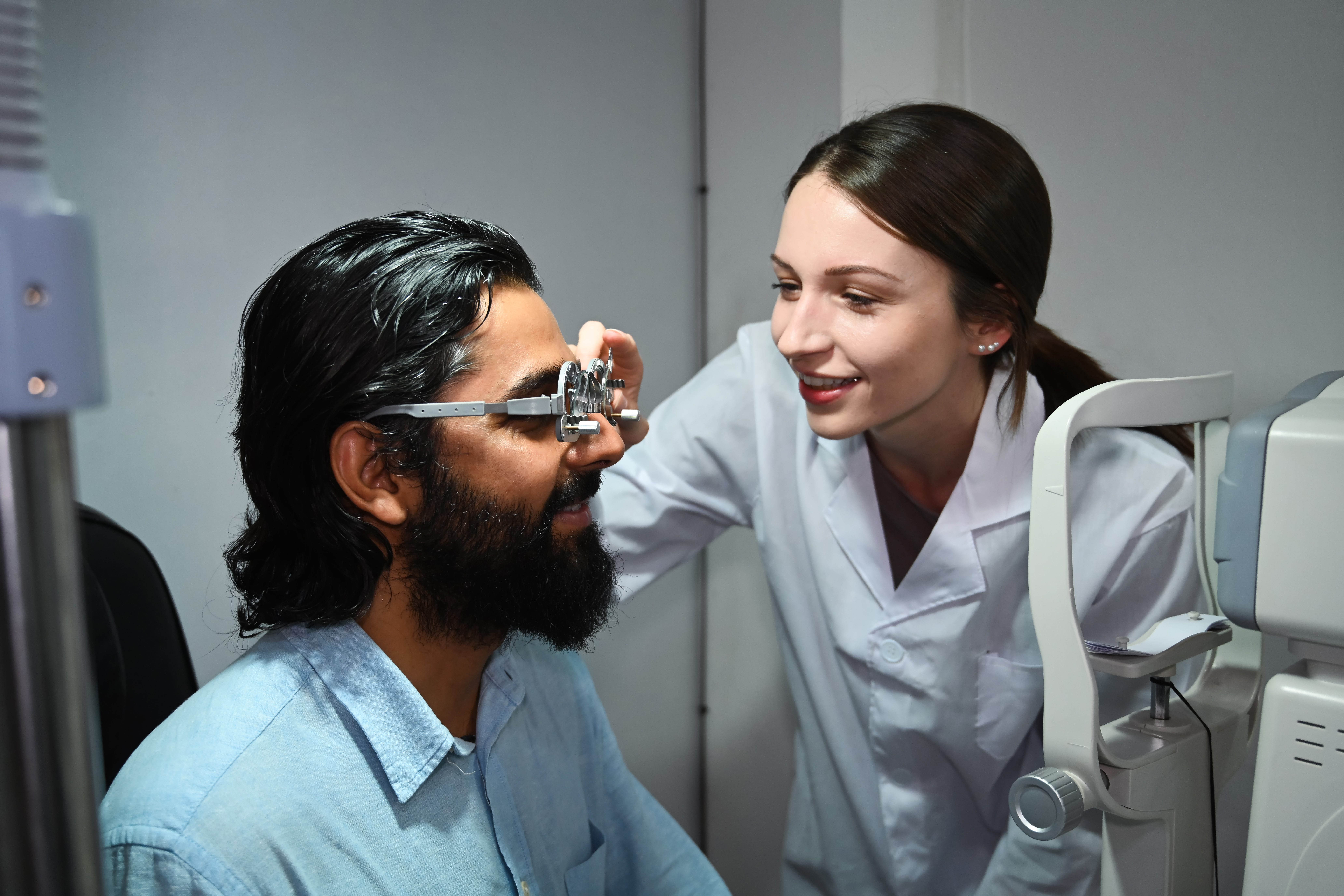 Revisión ocular profesional: agudeza visual y refracción