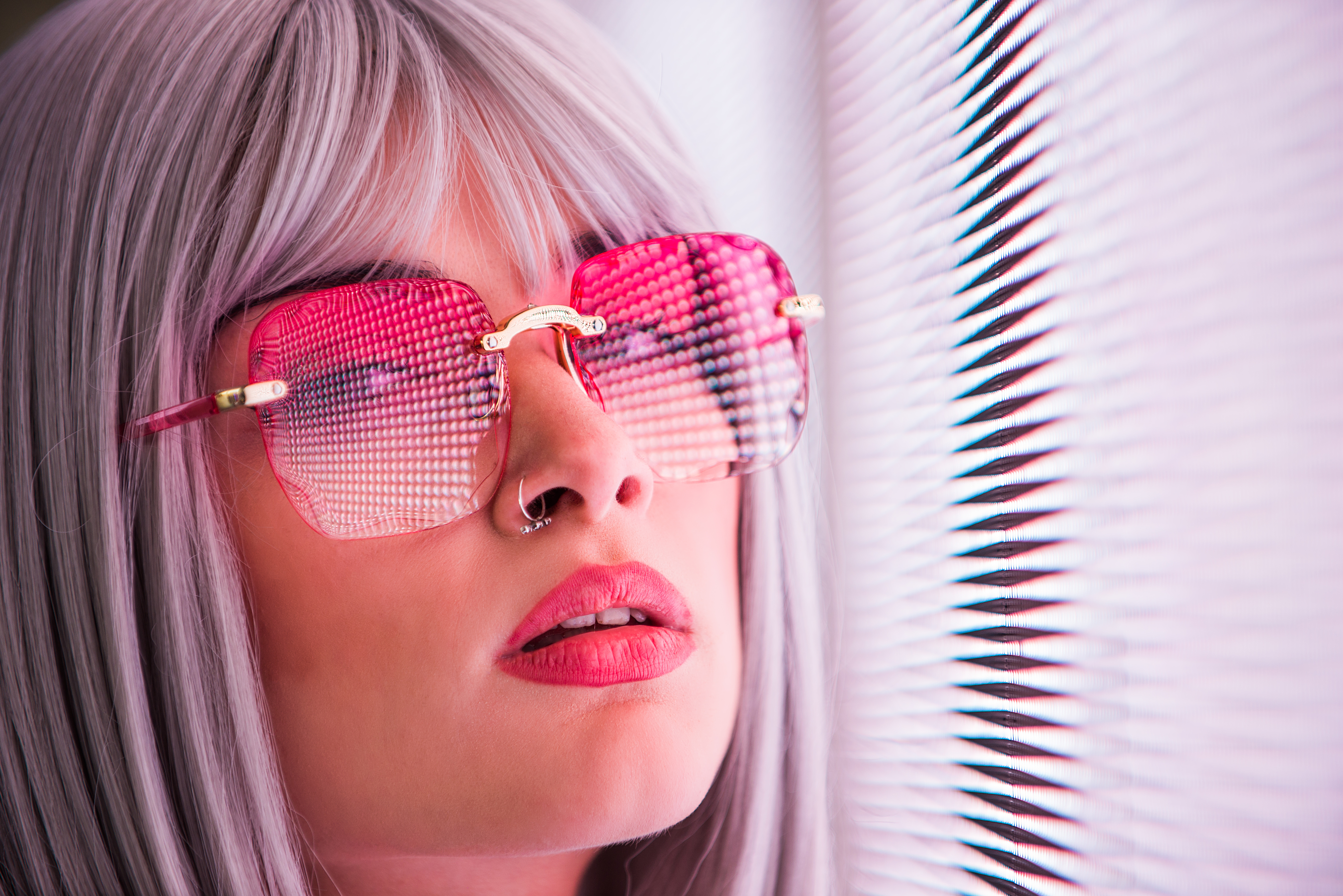 Mujer con gafas sin montura, estilo minimalista y moderno