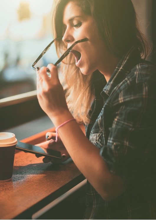 Limpieza de lentes con agua tibia, jabón suave y paño de microfibra