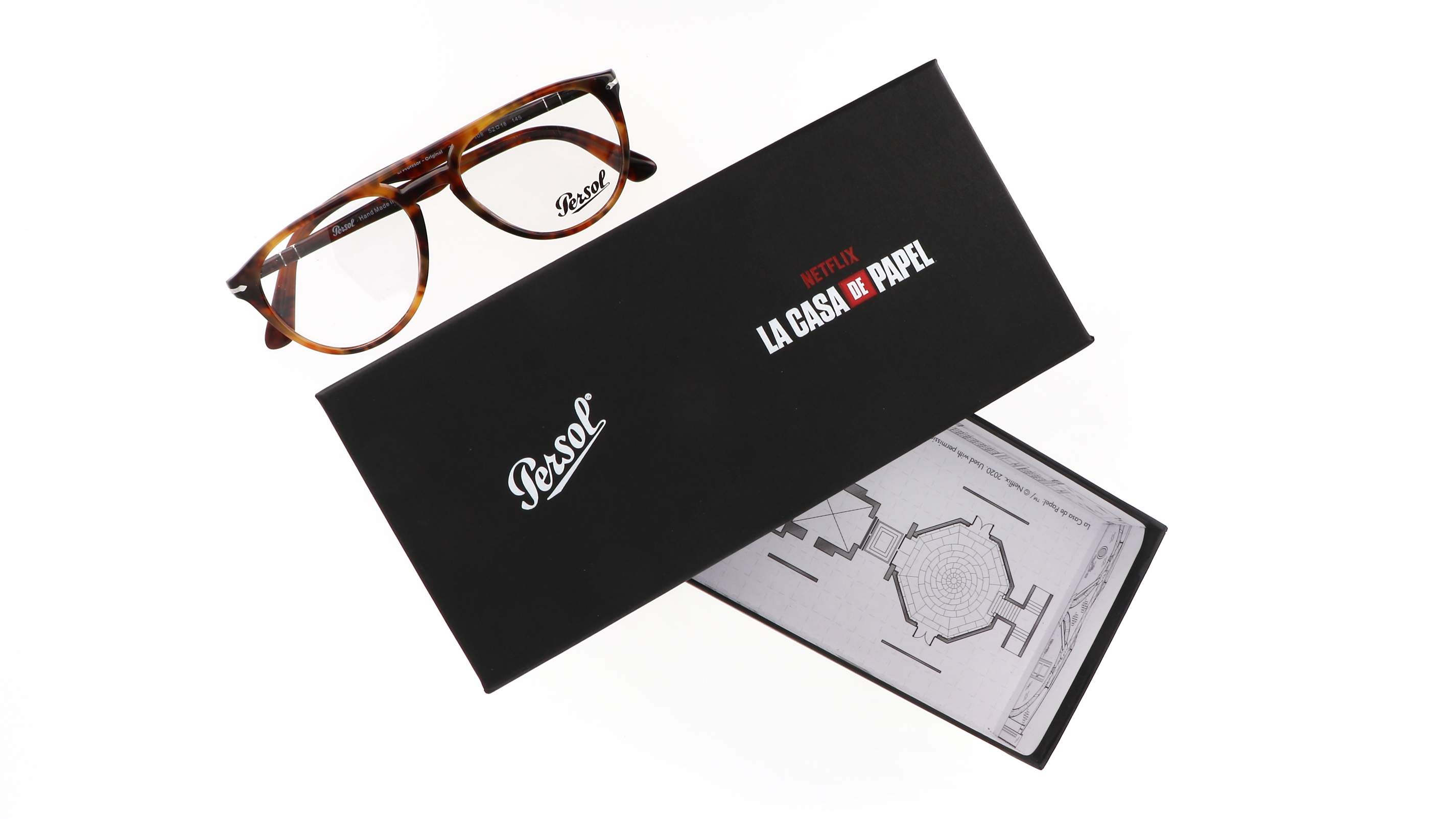 Montura Persol oval fina que resalta los pómulos en rostro diamante