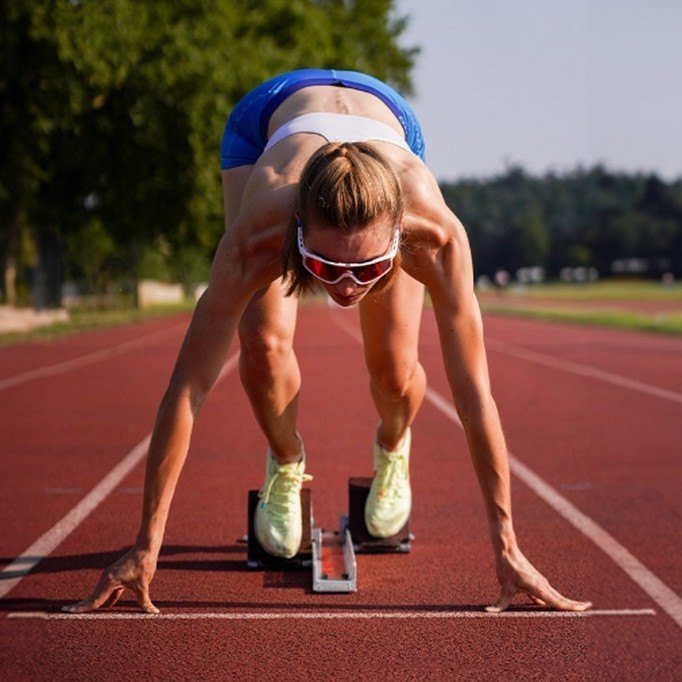Atleta con gafas Oakley al aire libre – visión clara y contraste optimizado
